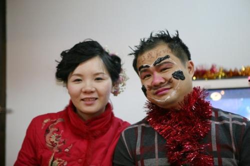 搞笑的闹洞房节目,笑料百出，甜蜜瞬间